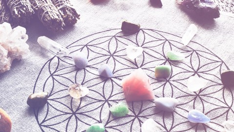 Cristais e Incensos para Atrair Amor e Harmonia nos Relacionamentos